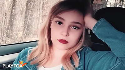 سيڪسي بيب خوشي سان رعايتي ڪارڊ تي چوسي ٿو